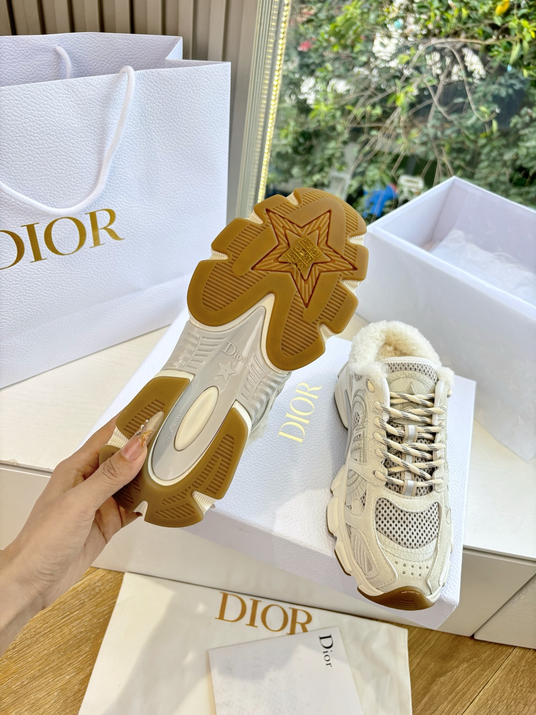代购级别所即所得G0133C'est Dior 迪奥 25春夏全新休闲运动鞋‘以牛皮革和网眼织物制作，轻盈透气。侧边的C