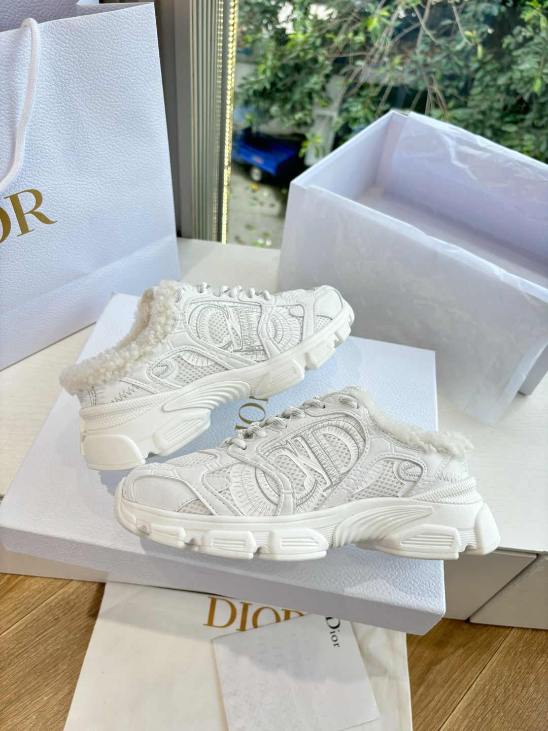 代购级别所即所得G0133C'est Dior 迪奥 25春夏全新休闲运动鞋‘以牛皮革和网眼织物制作，轻盈透气。侧边的C