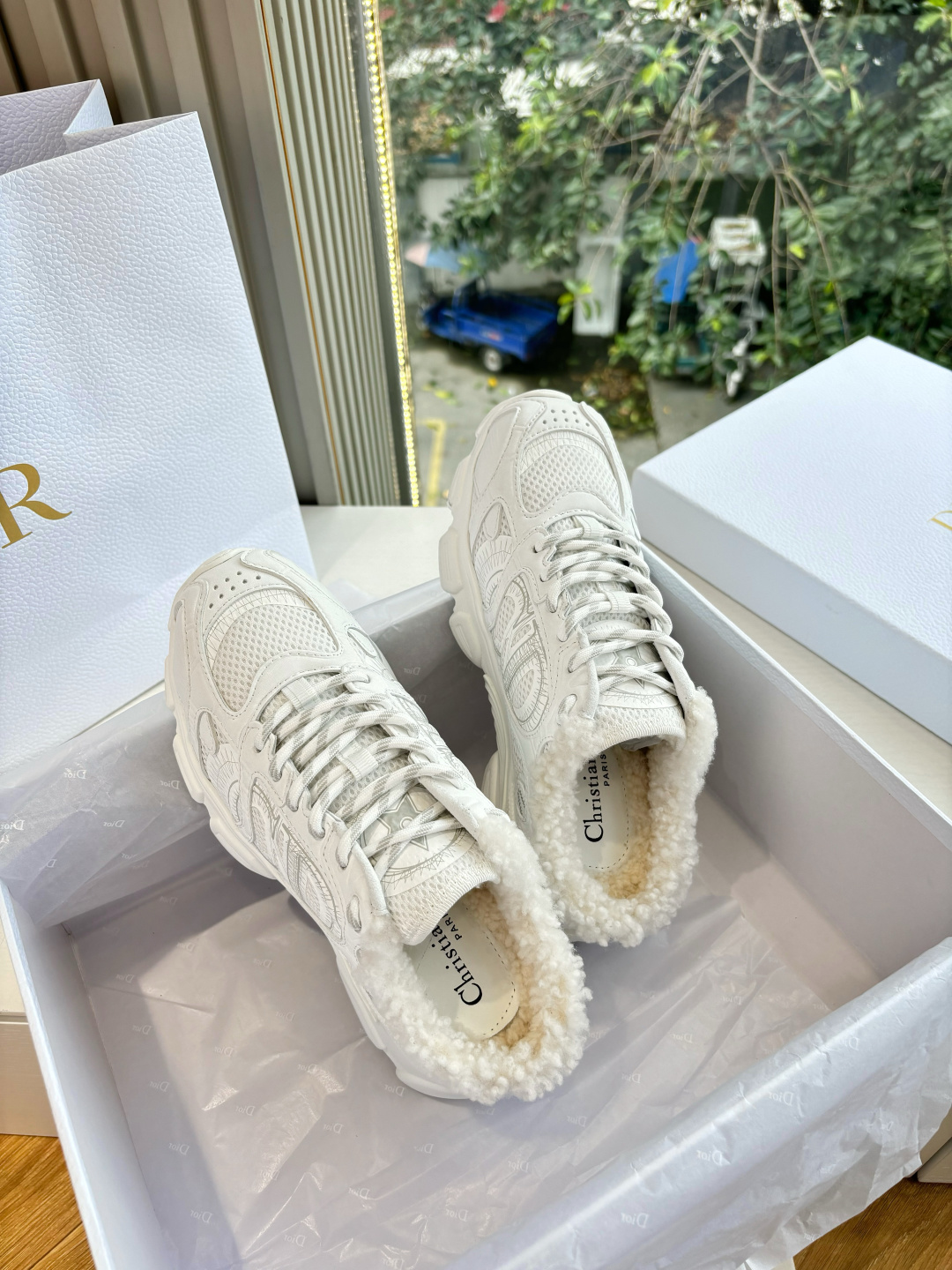 代购级别所即所得G0133C'est Dior 迪奥 25春夏全新休闲运动鞋‘以牛皮革和网眼织物制作，轻盈透气。侧边的C