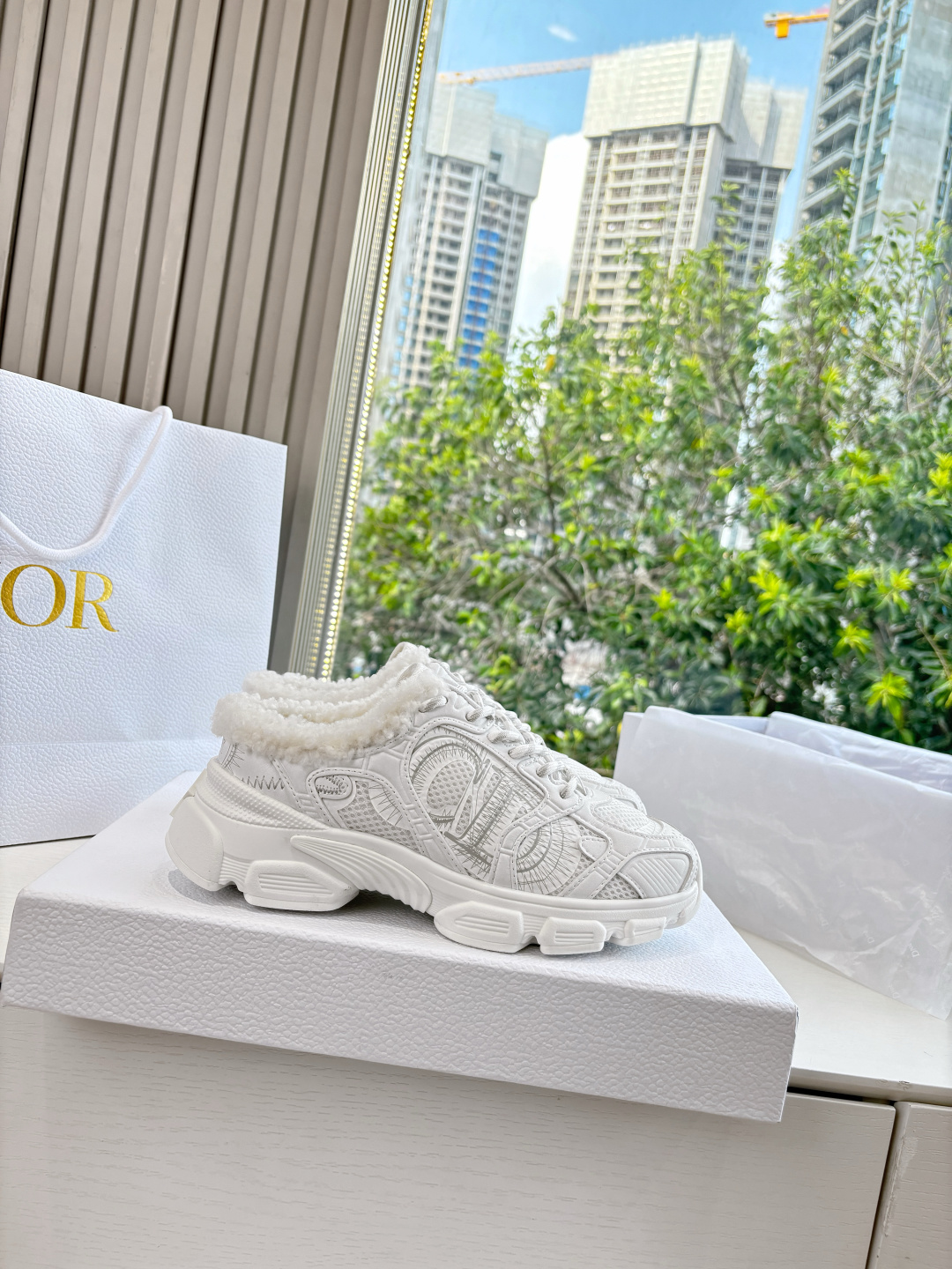 代购级别所即所得G0133C'est Dior 迪奥 25春夏全新休闲运动鞋‘以牛皮革和网眼织物制作，轻盈透气。侧边的C