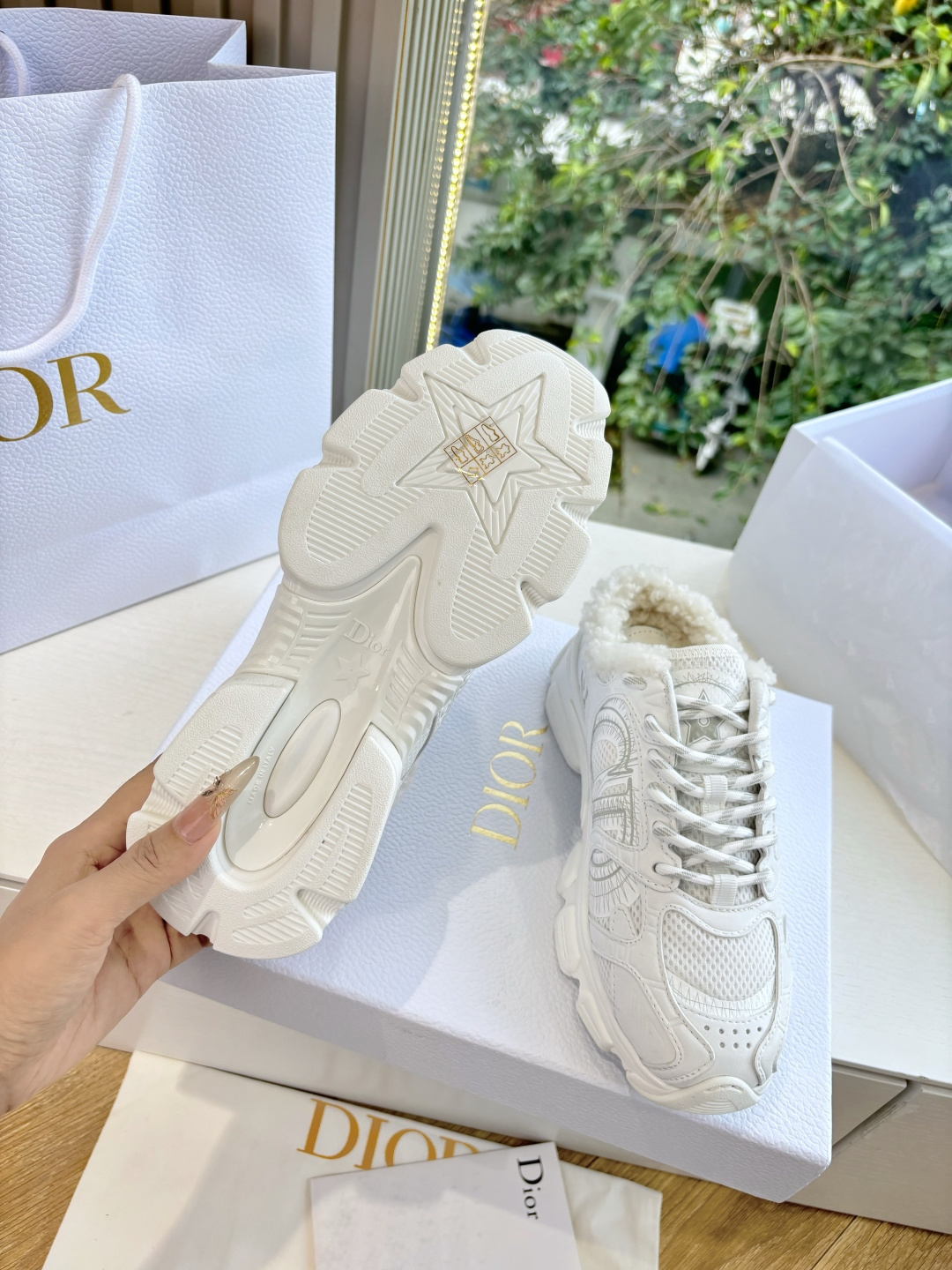 代购级别所即所得G0133C'est Dior 迪奥 25春夏全新休闲运动鞋‘以牛皮革和网眼织物制作，轻盈透气。侧边的C