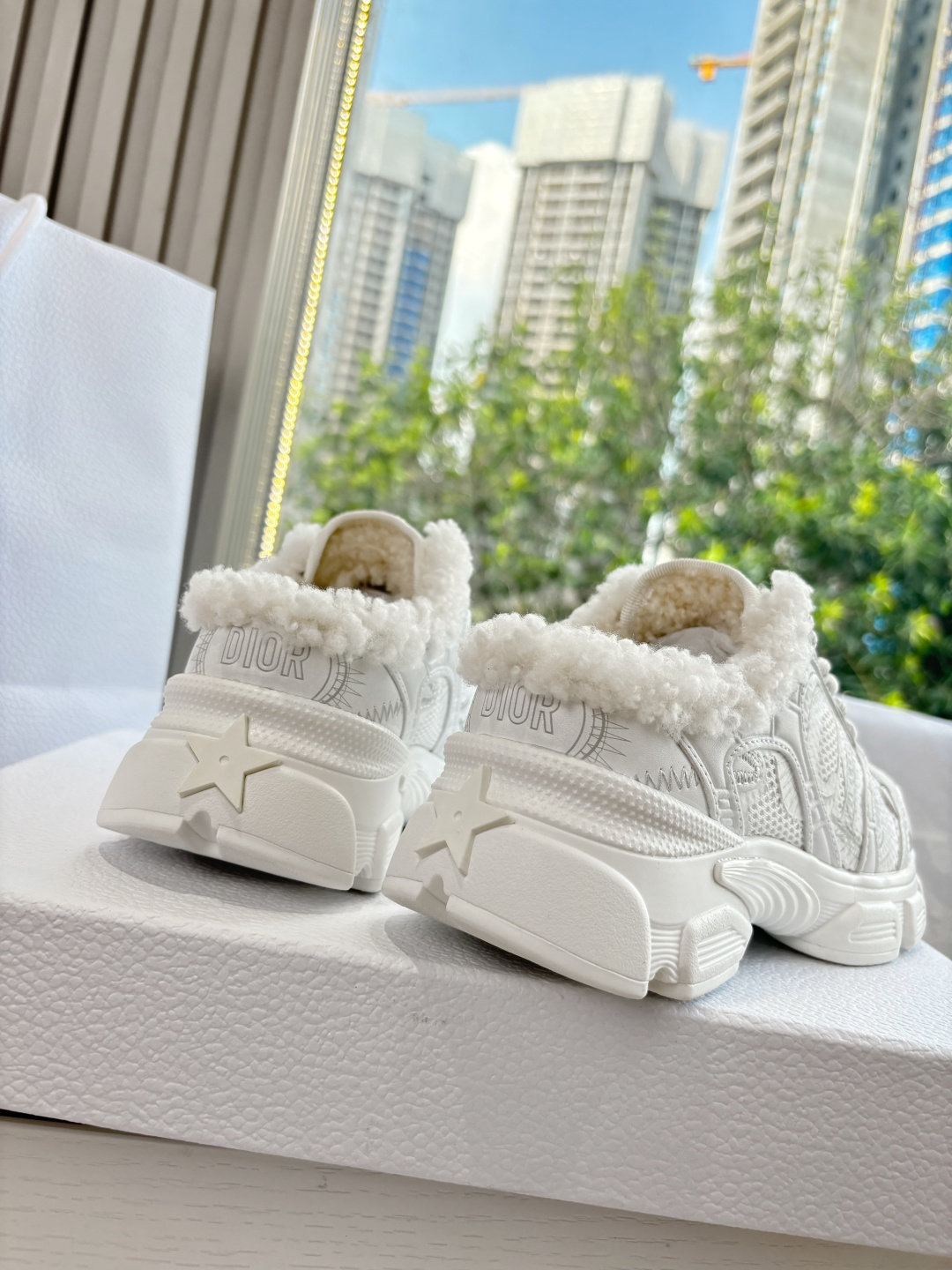 代购级别所即所得G0133C'est Dior 迪奥 25春夏全新休闲运动鞋‘以牛皮革和网眼织物制作，轻盈透气。侧边的C