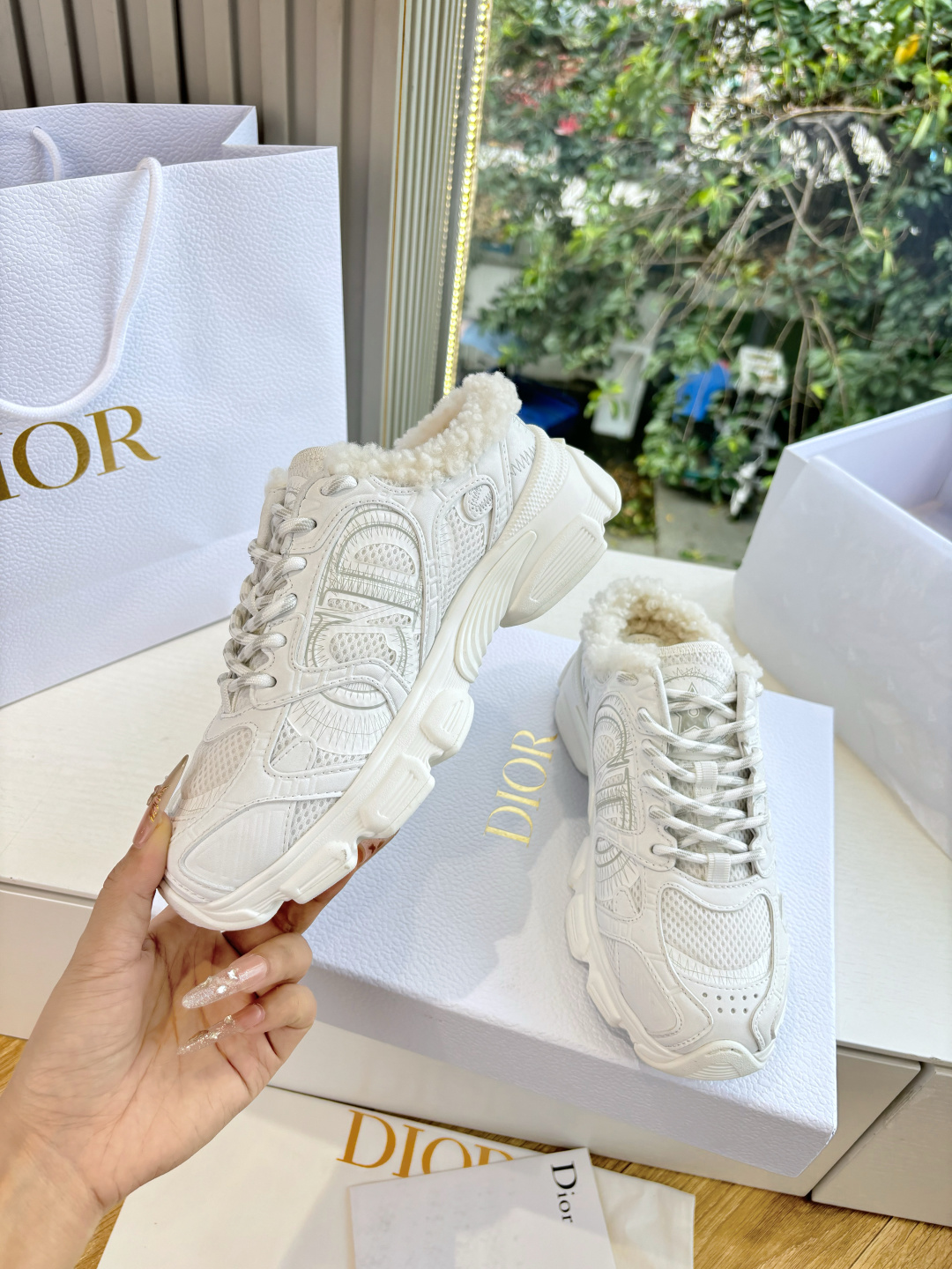 代购级别所即所得G0133C'est Dior 迪奥 25春夏全新休闲运动鞋‘以牛皮革和网眼织物制作，轻盈透气。侧边的C