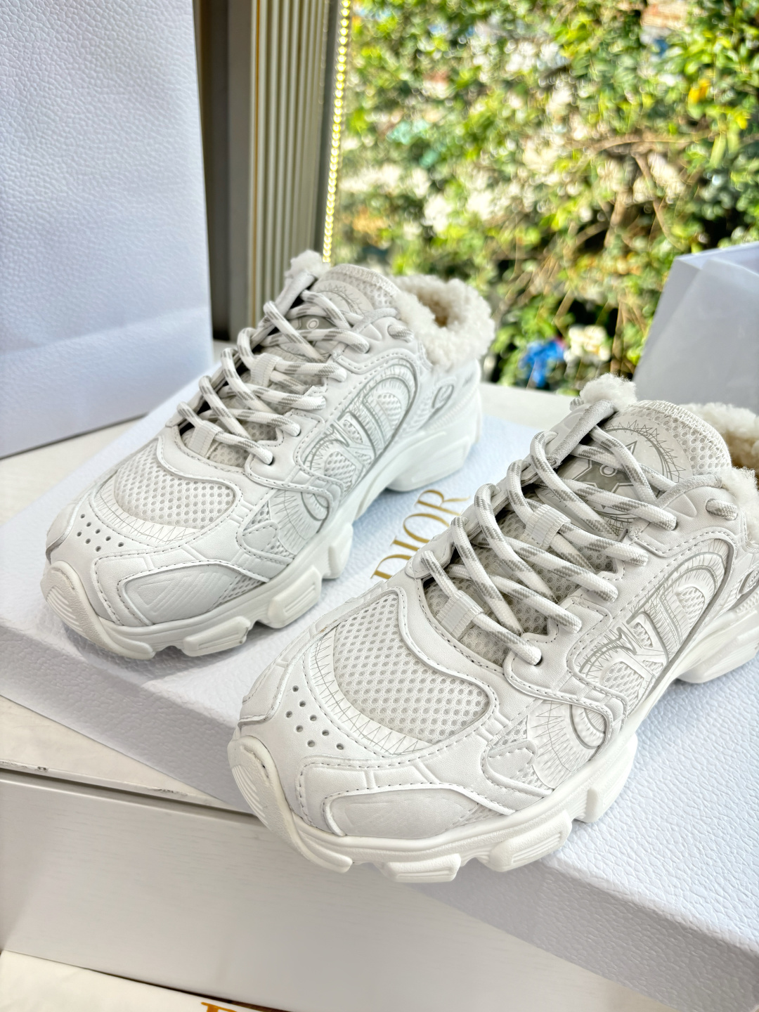 代购级别所即所得G0133C'est Dior 迪奥 25春夏全新休闲运动鞋‘以牛皮革和网眼织物制作，轻盈透气。侧边的C