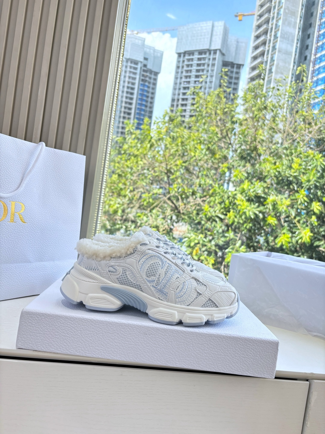 代购级别所即所得G0133C'est Dior 迪奥 25春夏全新休闲运动鞋‘以牛皮革和网眼织物制作，轻盈透气。侧边的C