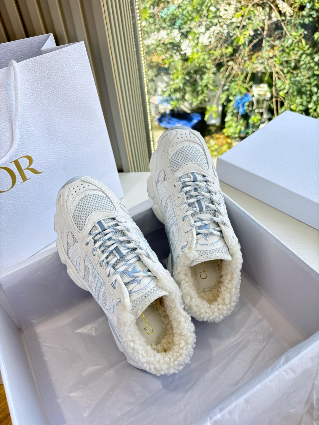代购级别所即所得G0133C'est Dior 迪奥 25春夏全新休闲运动鞋‘以牛皮革和网眼织物制作，轻盈透气。侧边的C
