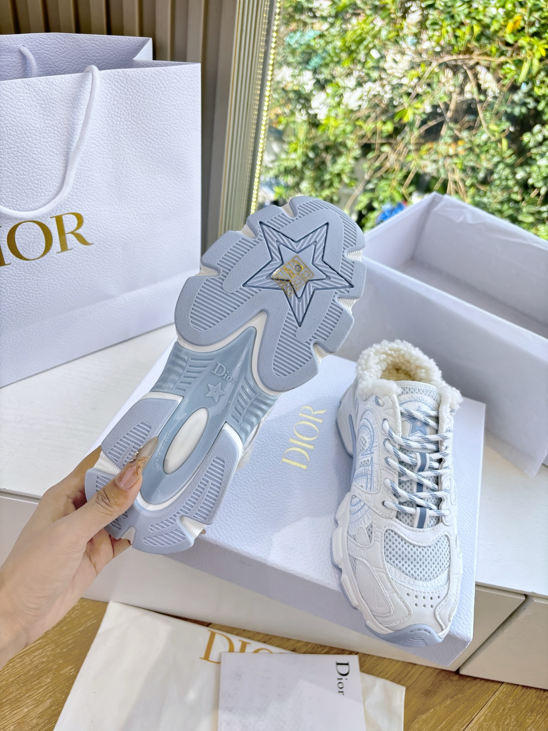 代购级别所即所得G0133C'est Dior 迪奥 25春夏全新休闲运动鞋‘以牛皮革和网眼织物制作，轻盈透气。侧边的C