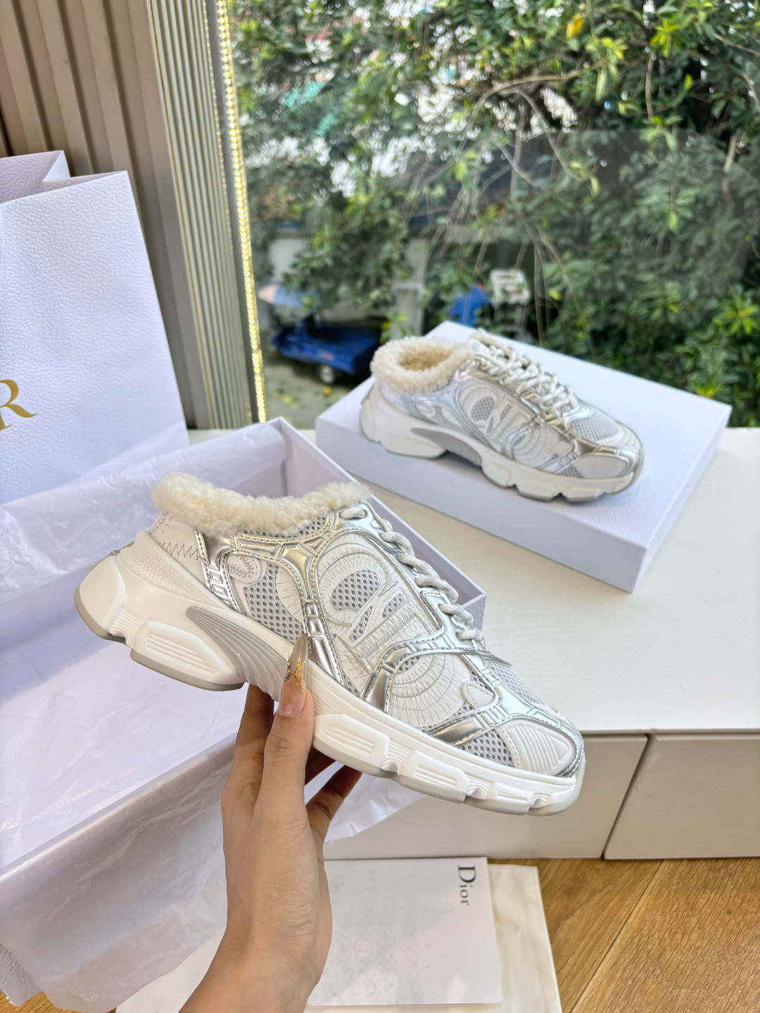 代购级别所即所得G0133C'est Dior 迪奥 25春夏全新休闲运动鞋‘以牛皮革和网眼织物制作，轻盈透气。侧边的C