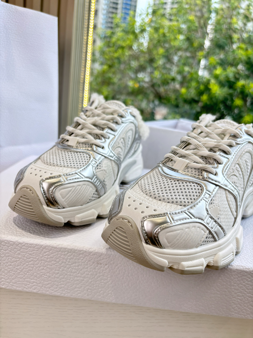 代购级别所即所得G0133C'est Dior 迪奥 25春夏全新休闲运动鞋‘以牛皮革和网眼织物制作，轻盈透气。侧边的C