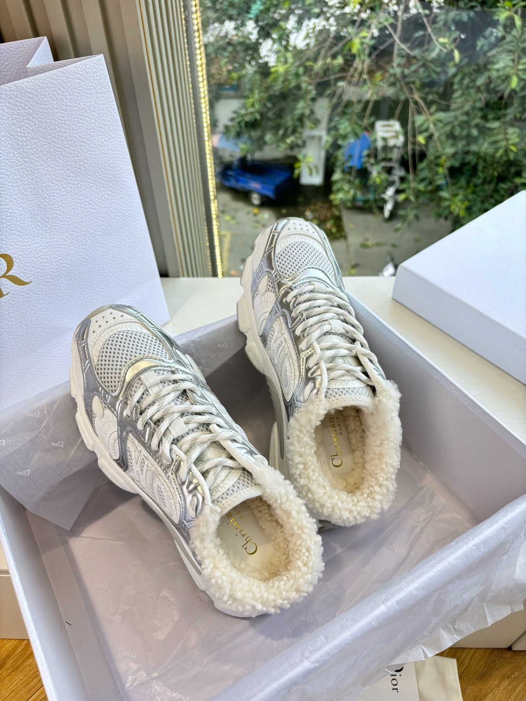 代购级别所即所得G0133C'est Dior 迪奥 25春夏全新休闲运动鞋‘以牛皮革和网眼织物制作，轻盈透气。侧边的C