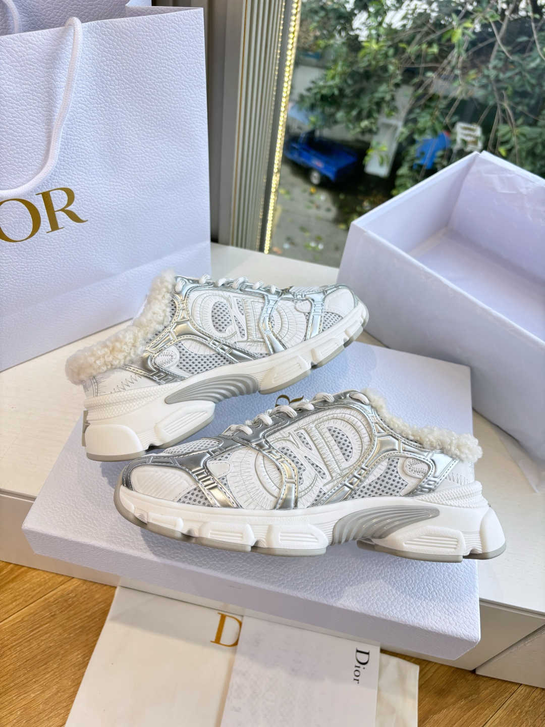 代购级别所即所得G0133C'est Dior 迪奥 25春夏全新休闲运动鞋‘以牛皮革和网眼织物制作，轻盈透气。侧边的C