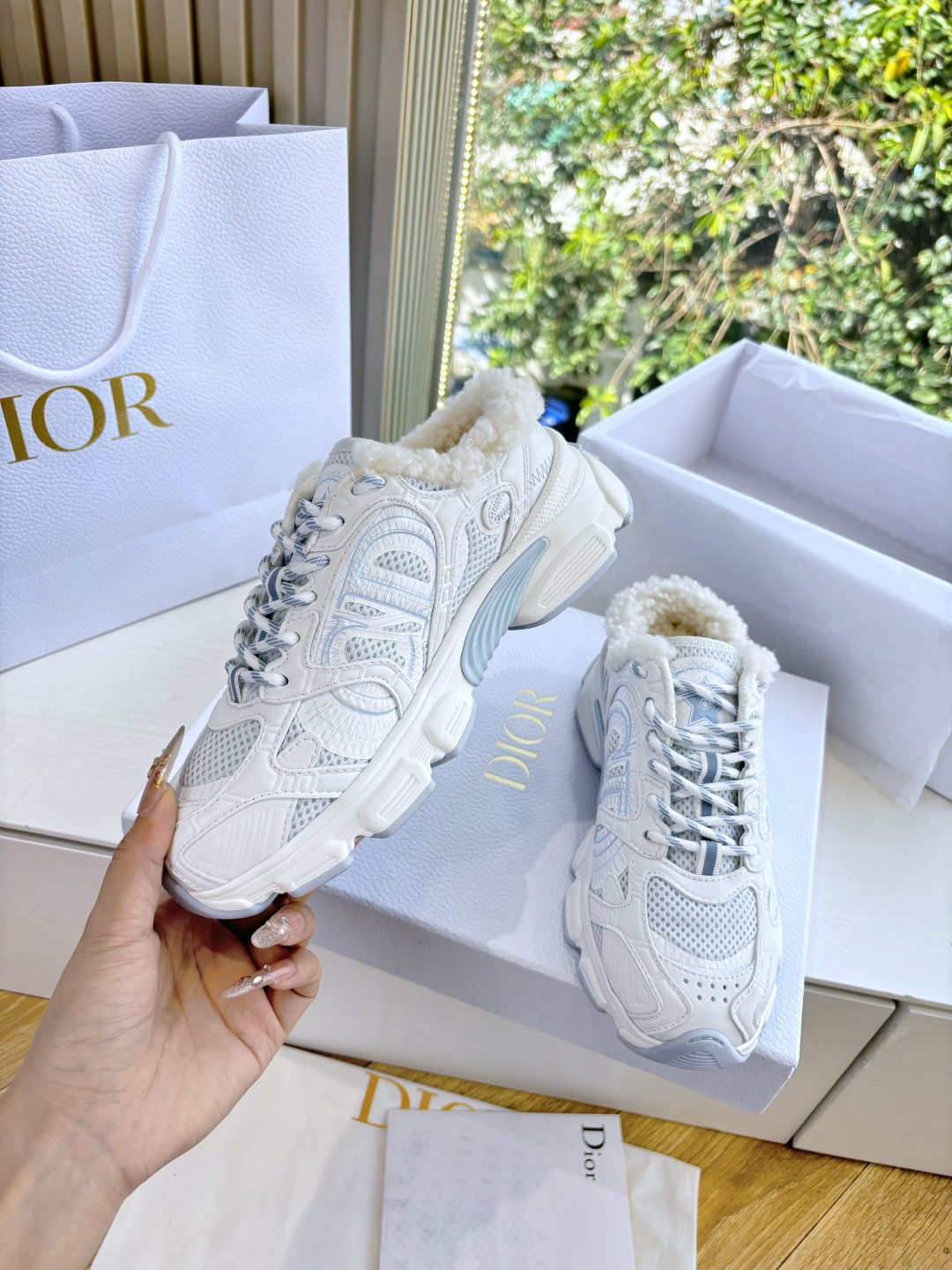 代购级别所即所得G0133C'est Dior 迪奥 25春夏全新休闲运动鞋‘以牛皮革和网眼织物制作，轻盈透气。侧边的C