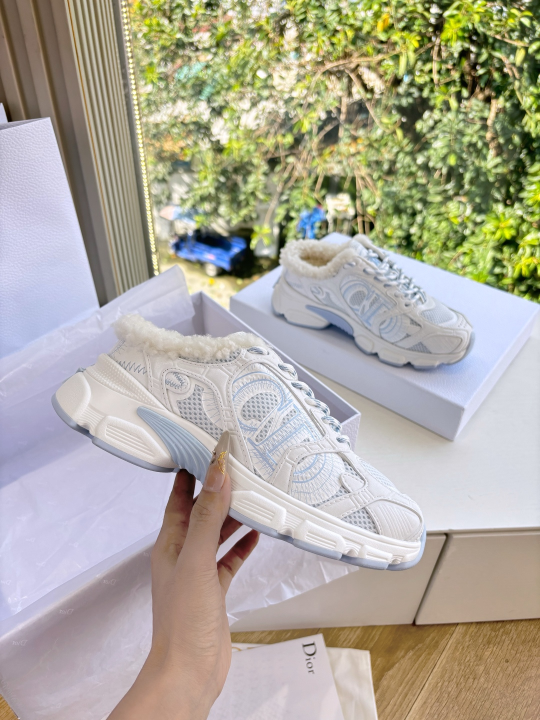 代购级别所即所得G0133C'est Dior 迪奥 25春夏全新休闲运动鞋‘以牛皮革和网眼织物制作，轻盈透气。侧边的C