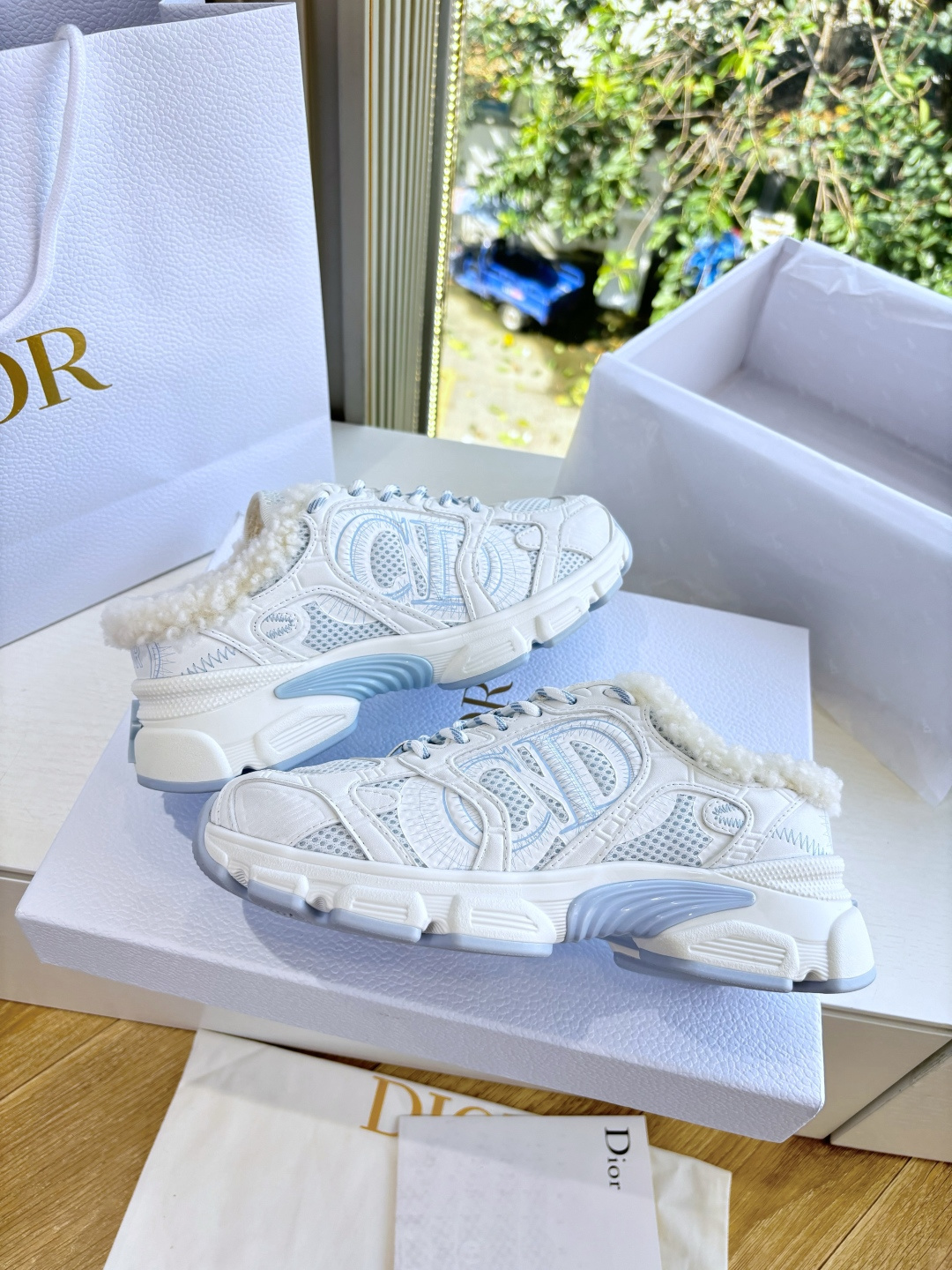 代购级别所即所得G0133C'est Dior 迪奥 25春夏全新休闲运动鞋‘以牛皮革和网眼织物制作，轻盈透气。侧边的C