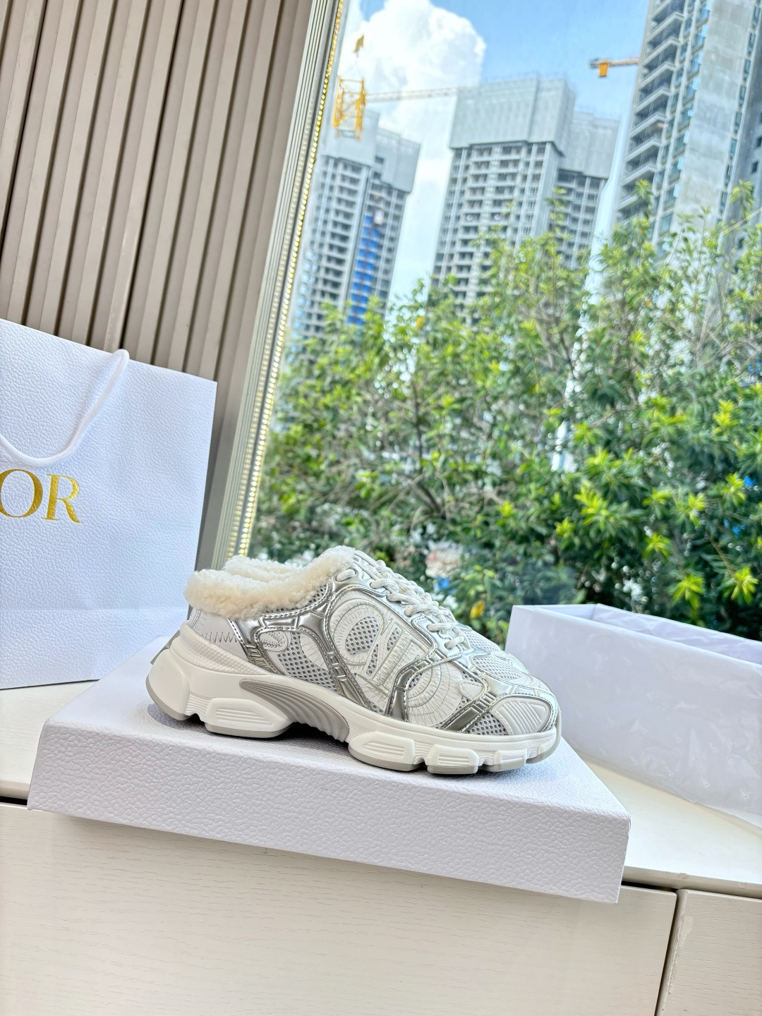 代购级别所即所得G0133C'est Dior 迪奥 25春夏全新休闲运动鞋‘以牛皮革和网眼织物制作，轻盈透气。侧边的C