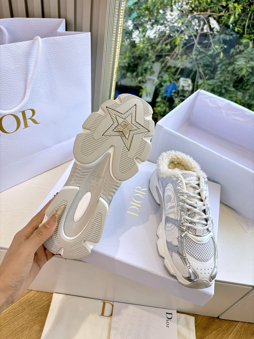 代购级别所即所得G0133C'est Dior 迪奥 25春夏全新休闲运动鞋‘以牛皮革和网眼织物制作，轻盈透气。侧边的C