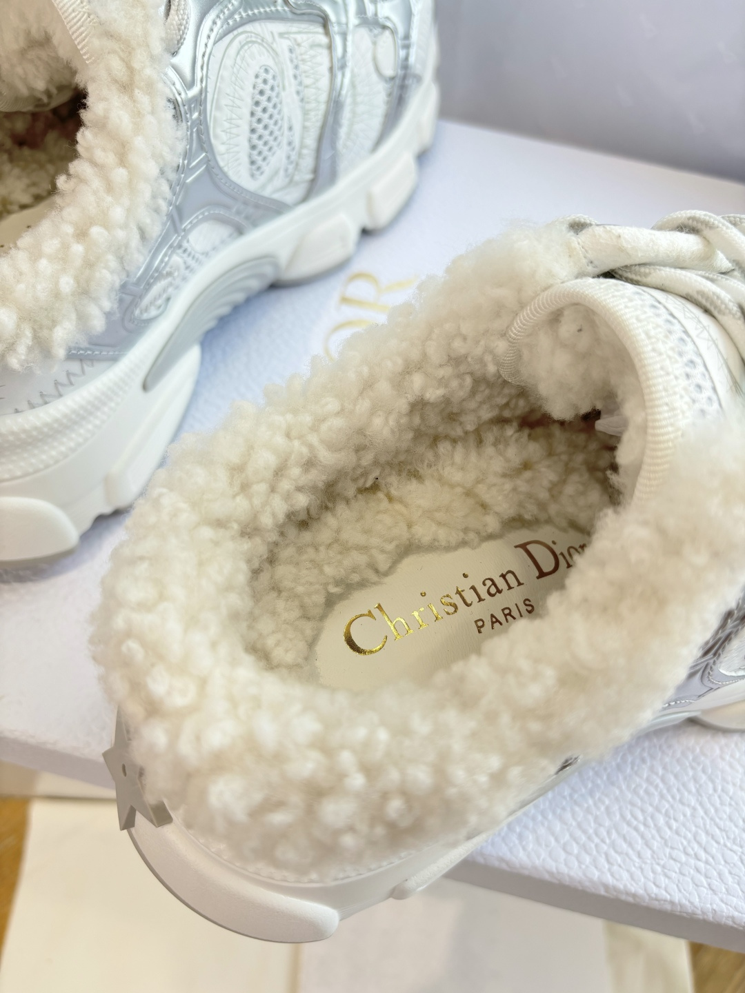 代购级别所即所得G0133C'est Dior 迪奥 25春夏全新休闲运动鞋‘以牛皮革和网眼织物制作，轻盈透气。侧边的C