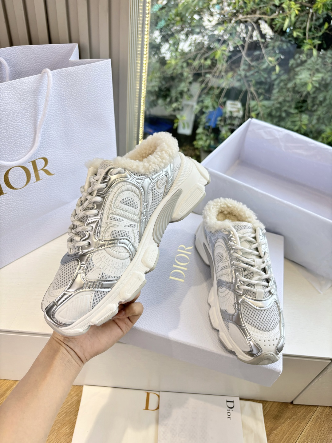 代购级别所即所得G0133C'est Dior 迪奥 25春夏全新休闲运动鞋‘以牛皮革和网眼织物制作，轻盈透气。侧边的C