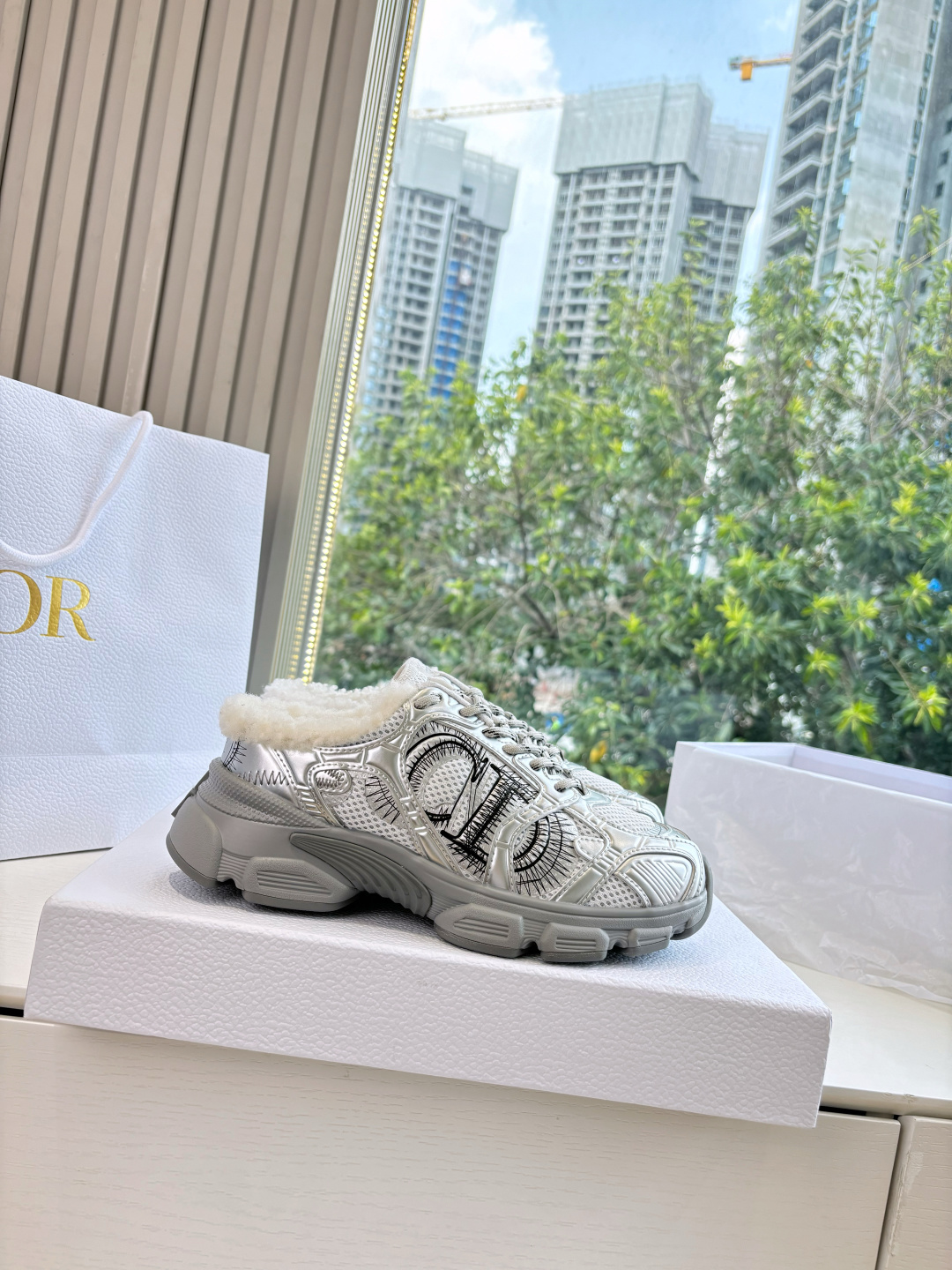 代购级别所即所得G0133C'est Dior 迪奥 25春夏全新休闲运动鞋‘以牛皮革和网眼织物制作,轻盈透气。侧边的C 代购级别所即所得G0133C'est Dior 迪奥 25春夏全新休闲运动鞋‘以牛皮革和网眼织物制作,轻盈透气。侧边的C