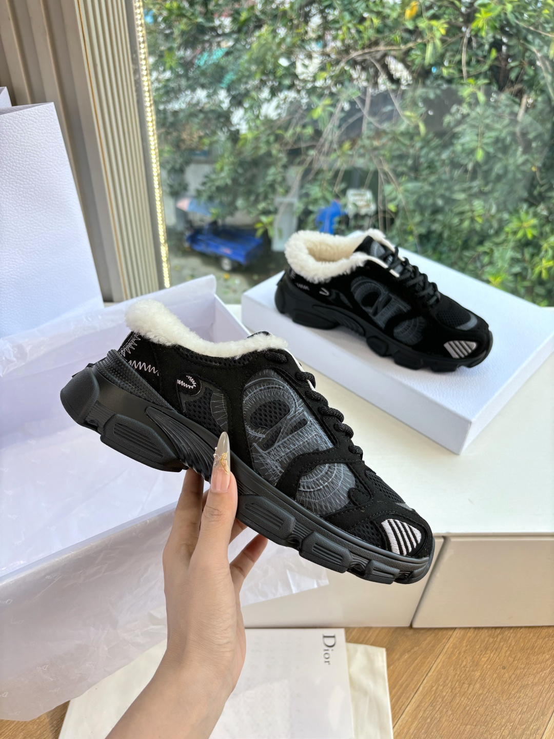 代购级别所即所得G0133C'est Dior 迪奥 25春夏全新休闲运动鞋‘以牛皮革和网眼织物制作，轻盈透气。侧边的C