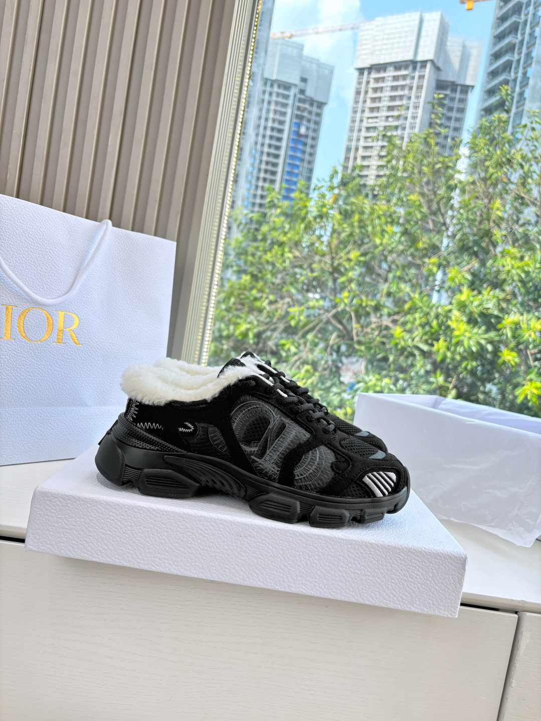代购级别所即所得G0133C'est Dior 迪奥 25春夏全新休闲运动鞋‘以牛皮革和网眼织物制作，轻盈透气。侧边的C