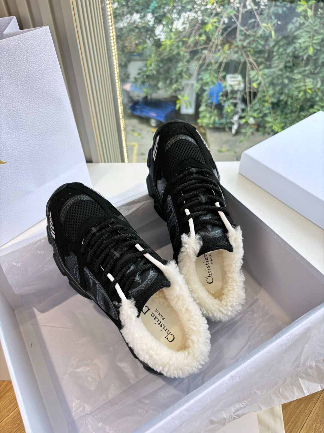 代购级别所即所得G0133C'est Dior 迪奥 25春夏全新休闲运动鞋‘以牛皮革和网眼织物制作，轻盈透气。侧边的C