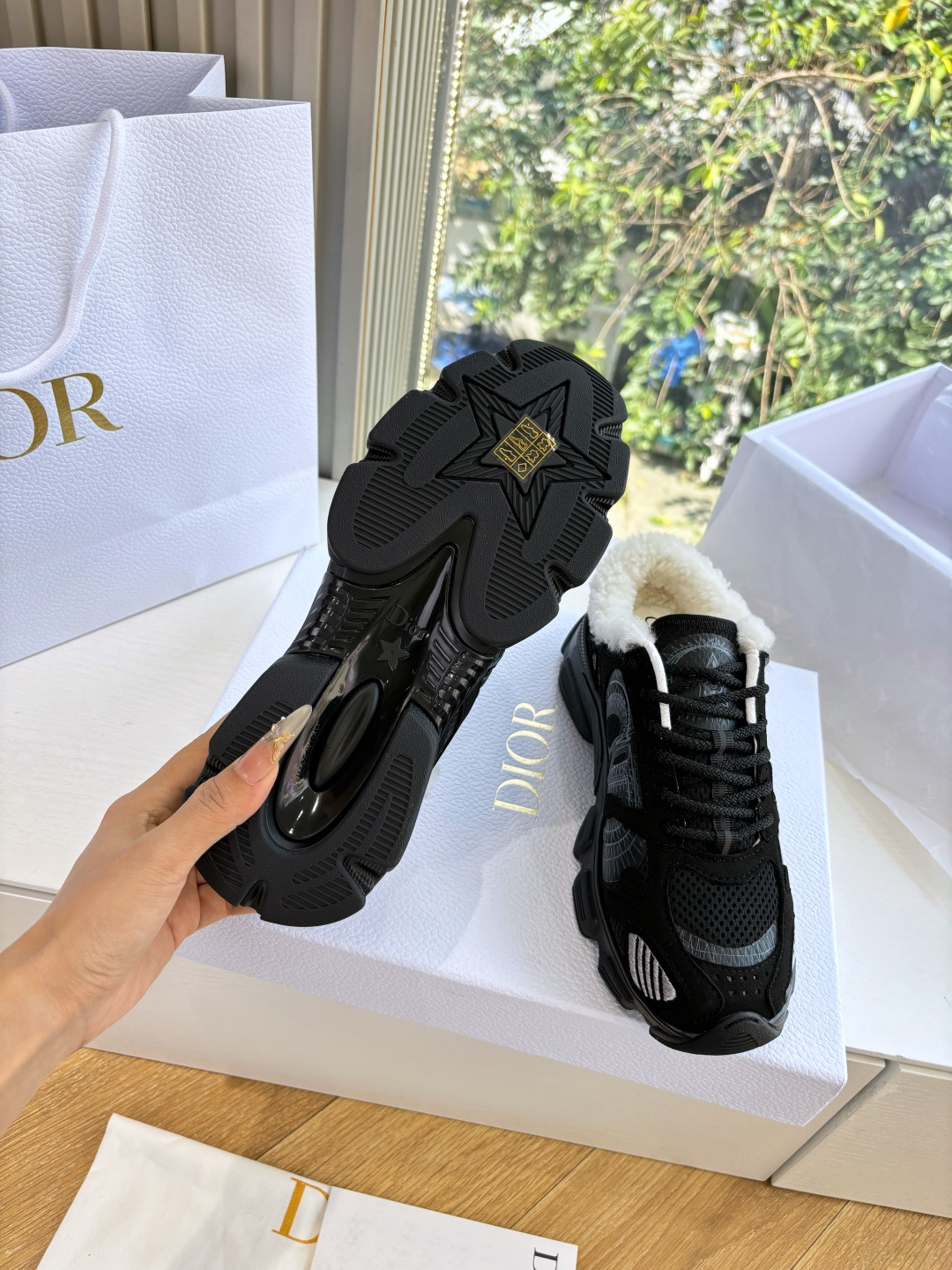 代购级别所即所得G0133C'est Dior 迪奥 25春夏全新休闲运动鞋‘以牛皮革和网眼织物制作，轻盈透气。侧边的C