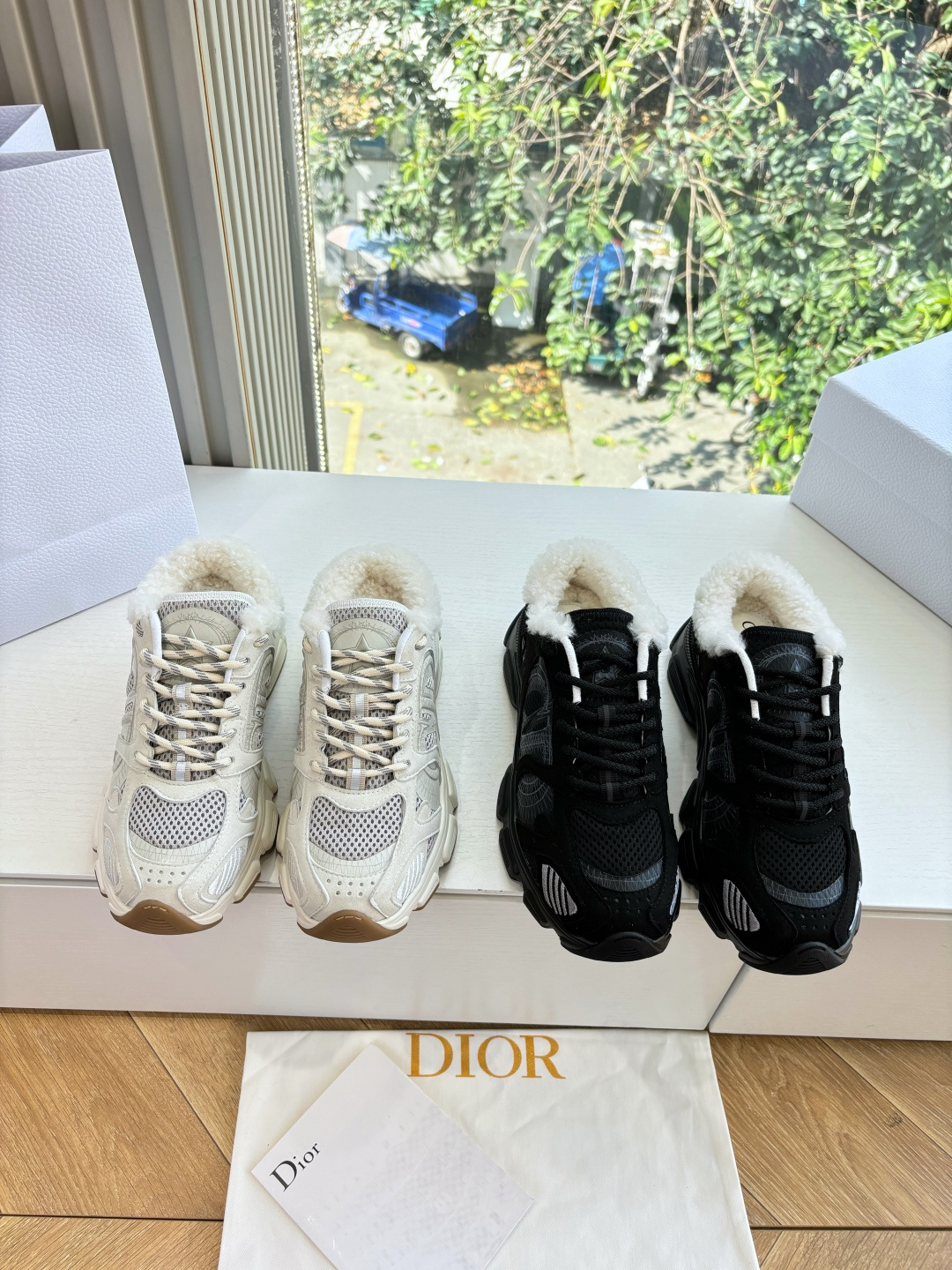 代购级别所即所得G0133C'est Dior 迪奥 25春夏全新休闲运动鞋‘以牛皮革和网眼织物制作，轻盈透气。侧边的C