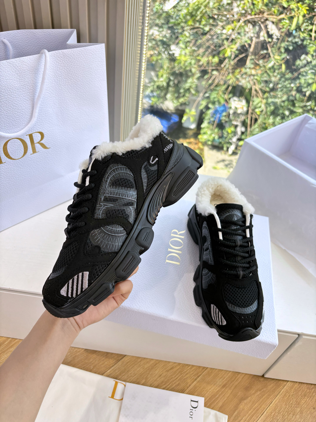 代购级别所即所得G0133C'est Dior 迪奥 25春夏全新休闲运动鞋‘以牛皮革和网眼织物制作，轻盈透气。侧边的C