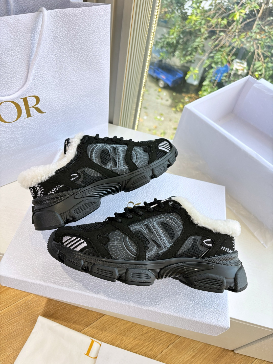 代购级别所即所得G0133C'est Dior 迪奥 25春夏全新休闲运动鞋‘以牛皮革和网眼织物制作，轻盈透气。侧边的C