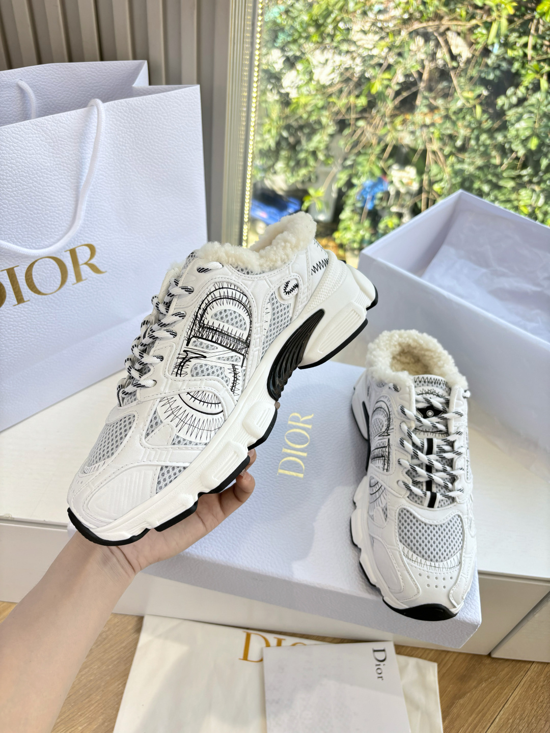 代购级别所即所得G0133C'est Dior 迪奥 25春夏全新休闲运动鞋‘以牛皮革和网眼织物制作，轻盈透气。侧边的C