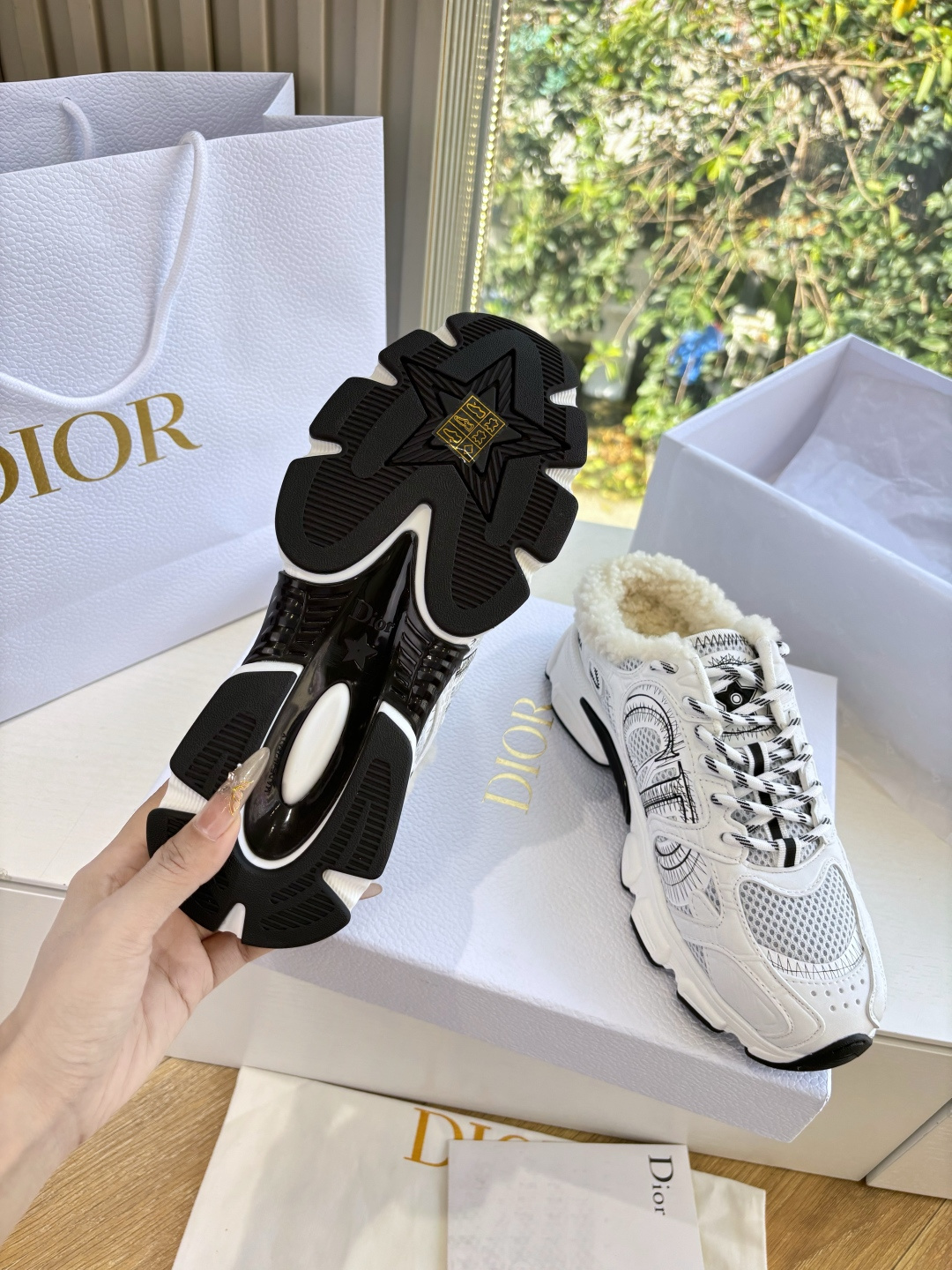 代购级别所即所得G0133C'est Dior 迪奥 25春夏全新休闲运动鞋‘以牛皮革和网眼织物制作，轻盈透气。侧边的C