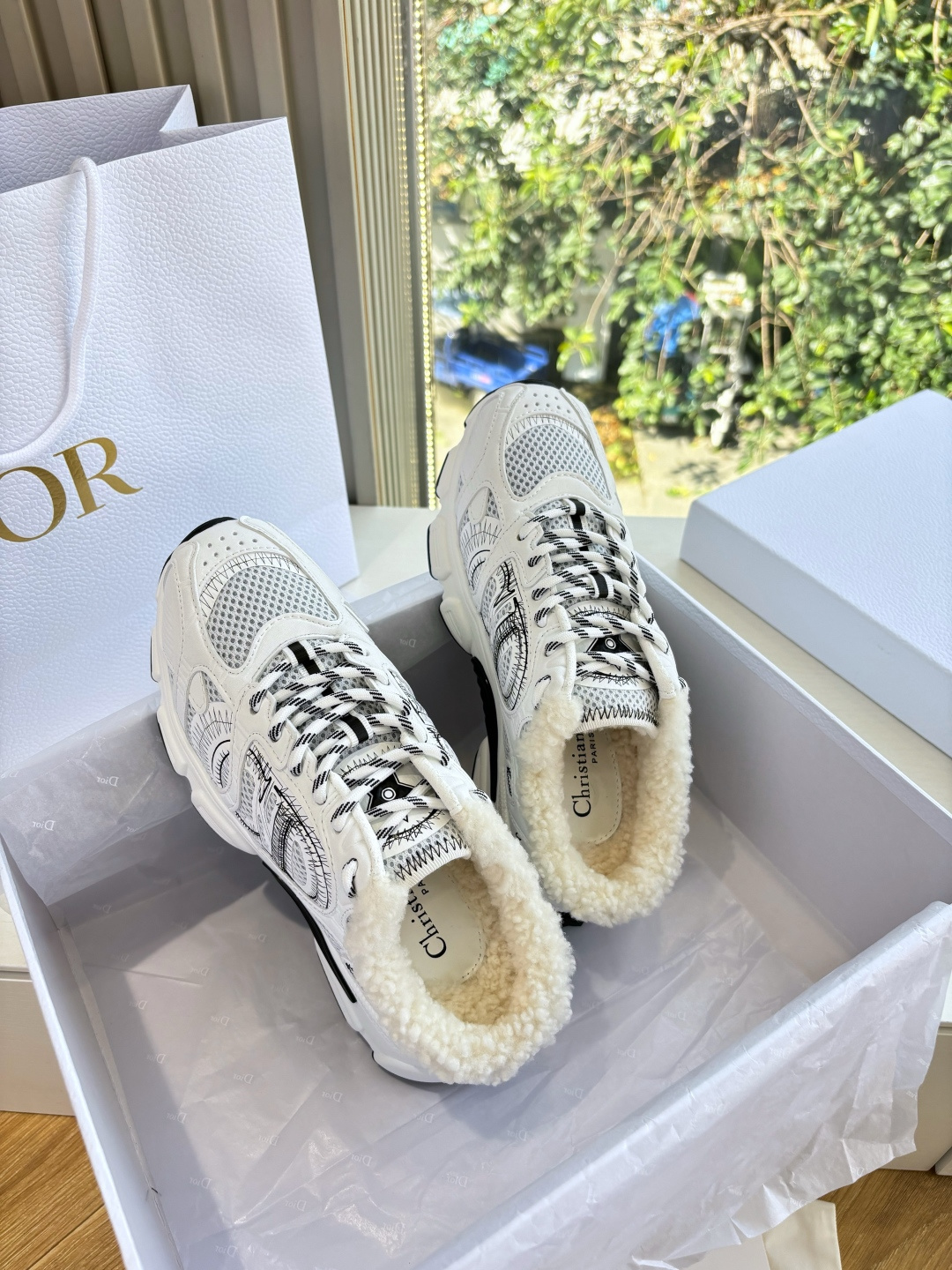 代购级别所即所得G0133C'est Dior 迪奥 25春夏全新休闲运动鞋‘以牛皮革和网眼织物制作，轻盈透气。侧边的C