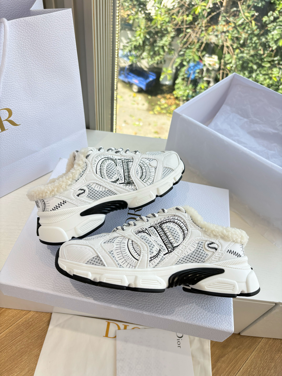 代购级别所即所得G0133C'est Dior 迪奥 25春夏全新休闲运动鞋‘以牛皮革和网眼织物制作，轻盈透气。侧边的C