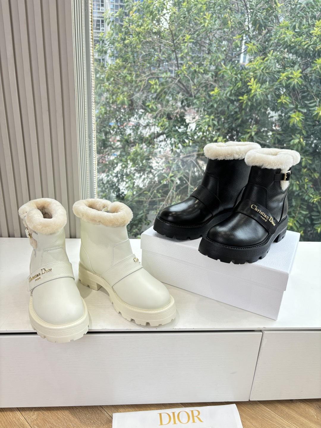 代购级别所即所得G0133C'est Dior 迪奥棉鞋雪地靴25全新休闲运动鞋‘以牛皮革和网眼织物制作，轻盈透气。侧边