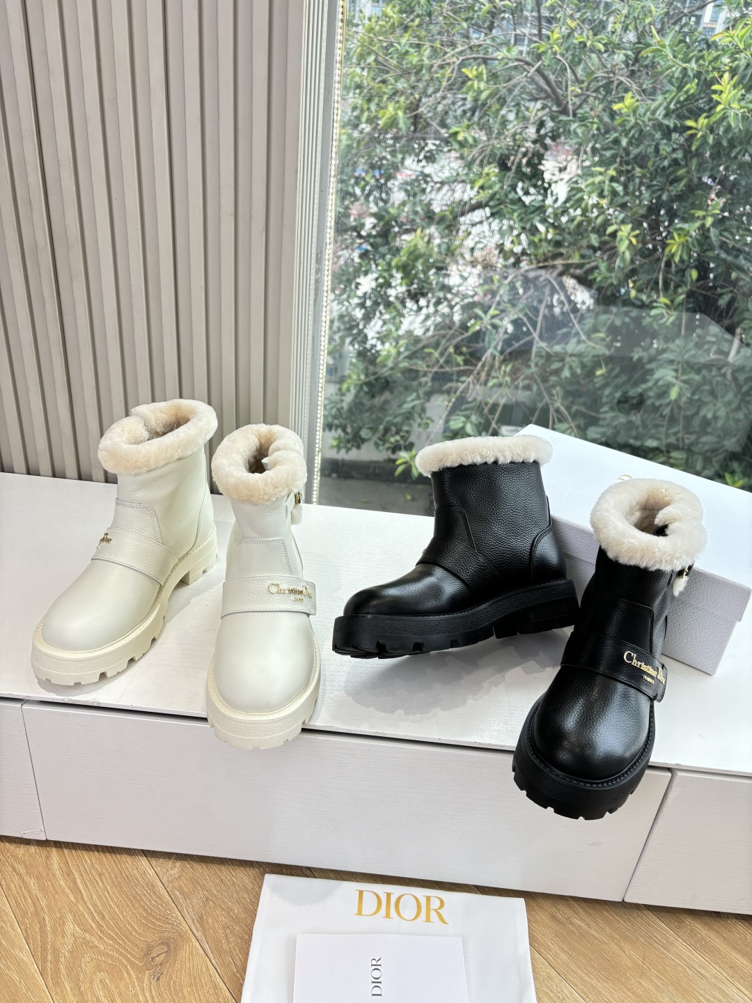 代购级别所即所得G0133C'est Dior 迪奥棉鞋雪地靴25全新休闲运动鞋‘以牛皮革和网眼织物制作，轻盈透气。侧边