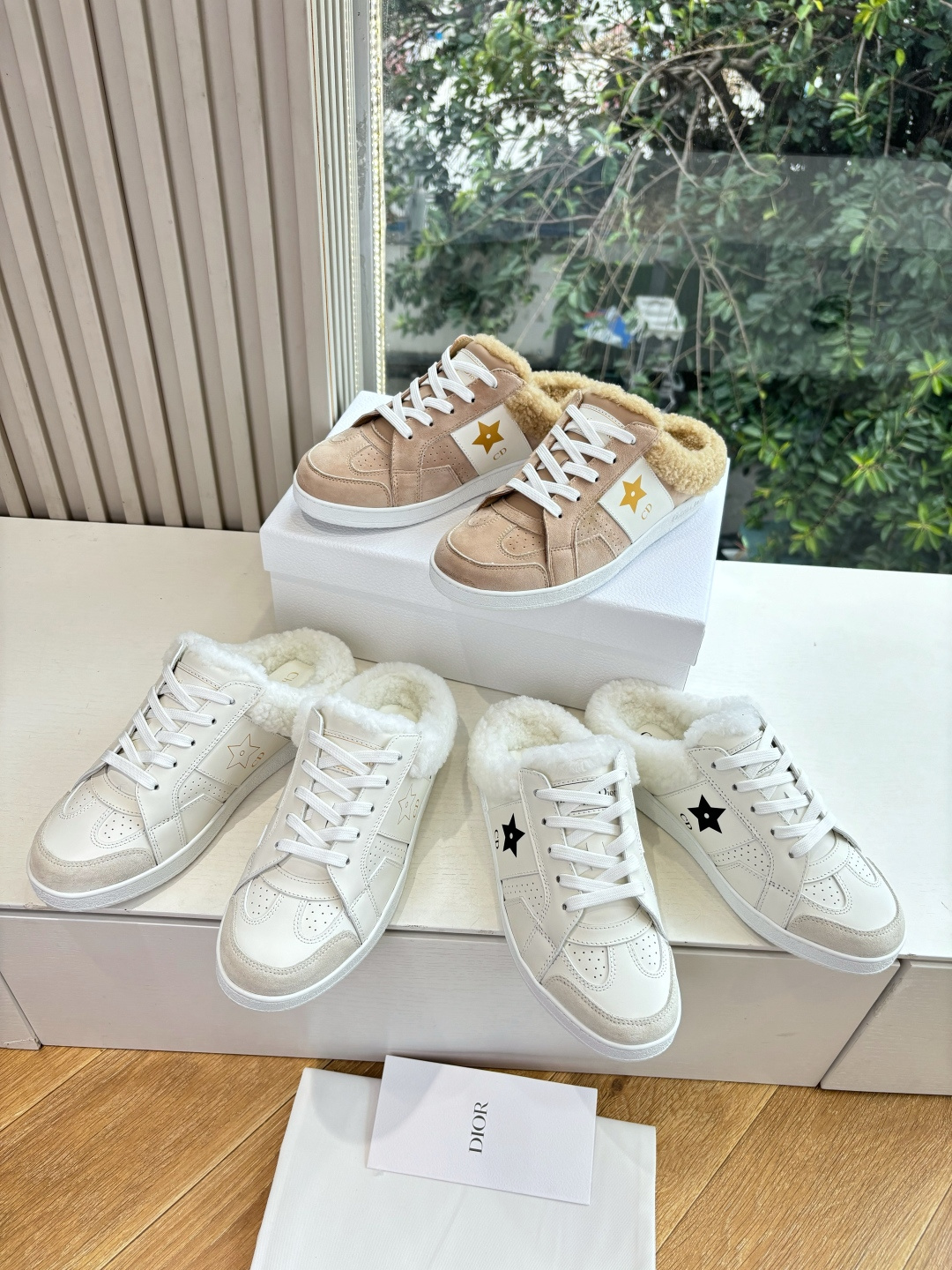 代购级别所即所得G0133C'est Dior 迪奥 25全新休闲运动鞋‘以牛皮革和网眼织物制作，轻盈透气。侧边的CD字