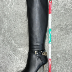 G277GIVENCHY纪梵希所见即所得新款时尚长靴骑士靴亮泽皮革靴原版1:1开发,腿部饰有皮革束带,搭配金属扣,侧面饰 G277GIVENCHY纪梵希所见即所得新款时尚长靴骑士靴亮泽皮革靴原版1:1开发,腿部饰有皮革束带,搭配金属扣,侧面饰