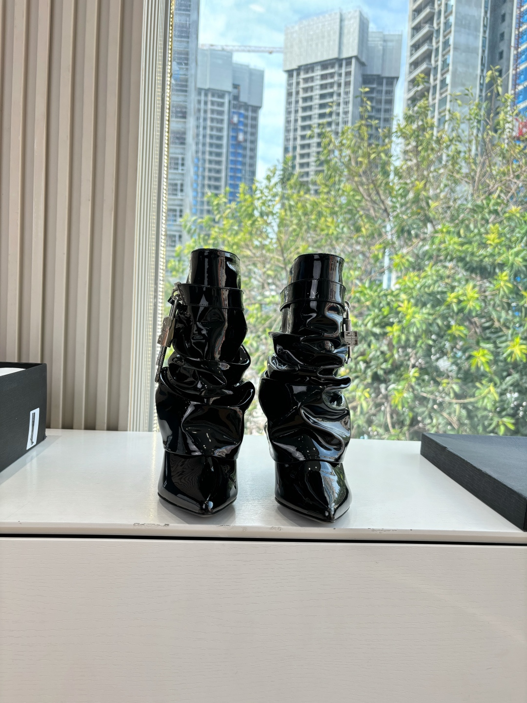 G277😀GIVENCHY纪梵希所见即所得新款时尚长靴骑士靴亮泽皮革靴原版1:1开发,腿部饰有皮革束带,搭配金属扣,侧面 G277😀GIVENCHY纪梵希所见即所得新款时尚长靴骑士靴亮泽皮革靴原版1:1开发,腿部饰有皮革束带,搭配金属扣,侧面