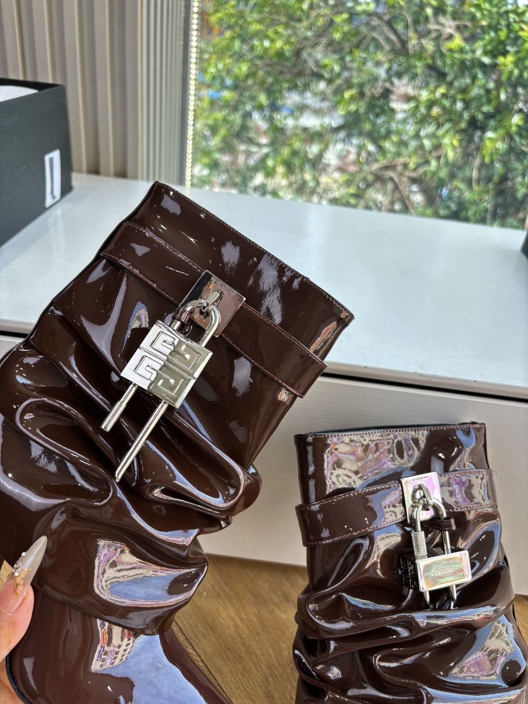 G277😀GIVENCHY纪梵希所见即所得新款时尚长靴骑士靴亮泽皮革靴原版1:1开发,腿部饰有皮革束带,搭配金属扣,侧面 G277😀GIVENCHY纪梵希所见即所得新款时尚长靴骑士靴亮泽皮革靴原版1:1开发,腿部饰有皮革束带,搭配金属扣,侧面