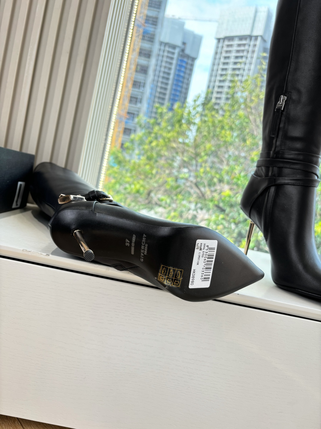 G277GIVENCHY纪梵希所见即所得新款时尚长靴骑士靴亮泽皮革靴原版1:1开发,腿部饰有皮革束带,搭配金属扣,侧面饰 G277GIVENCHY纪梵希所见即所得新款时尚长靴骑士靴亮泽皮革靴原版1:1开发,腿部饰有皮革束带,搭配金属扣,侧面饰