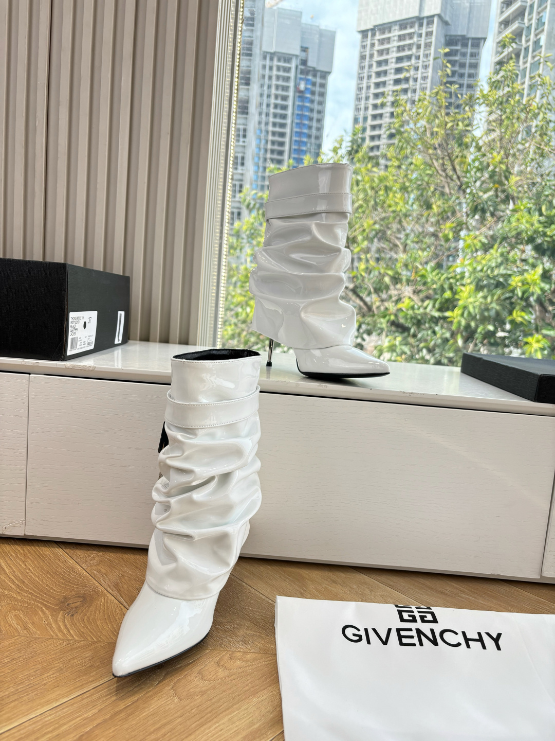 G277😀GIVENCHY纪梵希所见即所得新款时尚长靴骑士靴亮泽皮革靴原版1:1开发，腿部饰有皮革束带，搭配金属扣，侧面