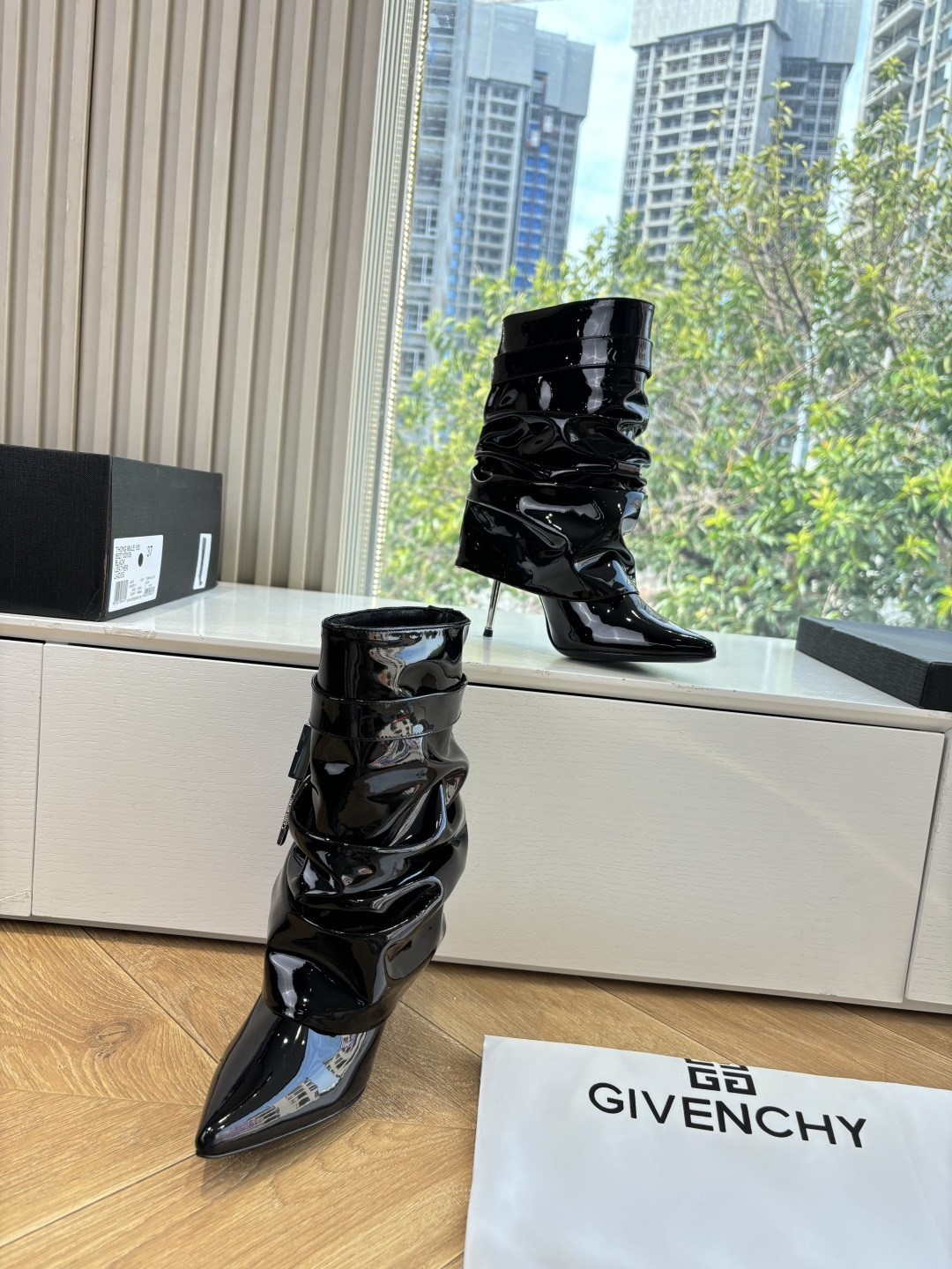 G277😀GIVENCHY纪梵希所见即所得新款时尚长靴骑士靴亮泽皮革靴原版1:1开发，腿部饰有皮革束带，搭配金属扣，侧面
