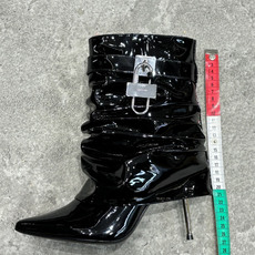 G277😀GIVENCHY纪梵希所见即所得新款时尚长靴骑士靴亮泽皮革靴原版1:1开发,腿部饰有皮革束带,搭配金属扣,侧面 G277😀GIVENCHY纪梵希所见即所得新款时尚长靴骑士靴亮泽皮革靴原版1:1开发,腿部饰有皮革束带,搭配金属扣,侧面