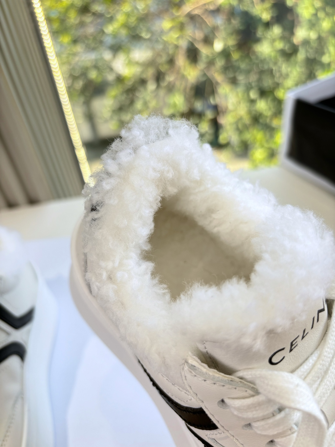 女😀G039 厚底小白鞋CELIN塞琳 2025秋冬新毛毛鞋赛琳又让我重新爱了它一次！这季节美鞋太多这款毛拖真的是让我无
