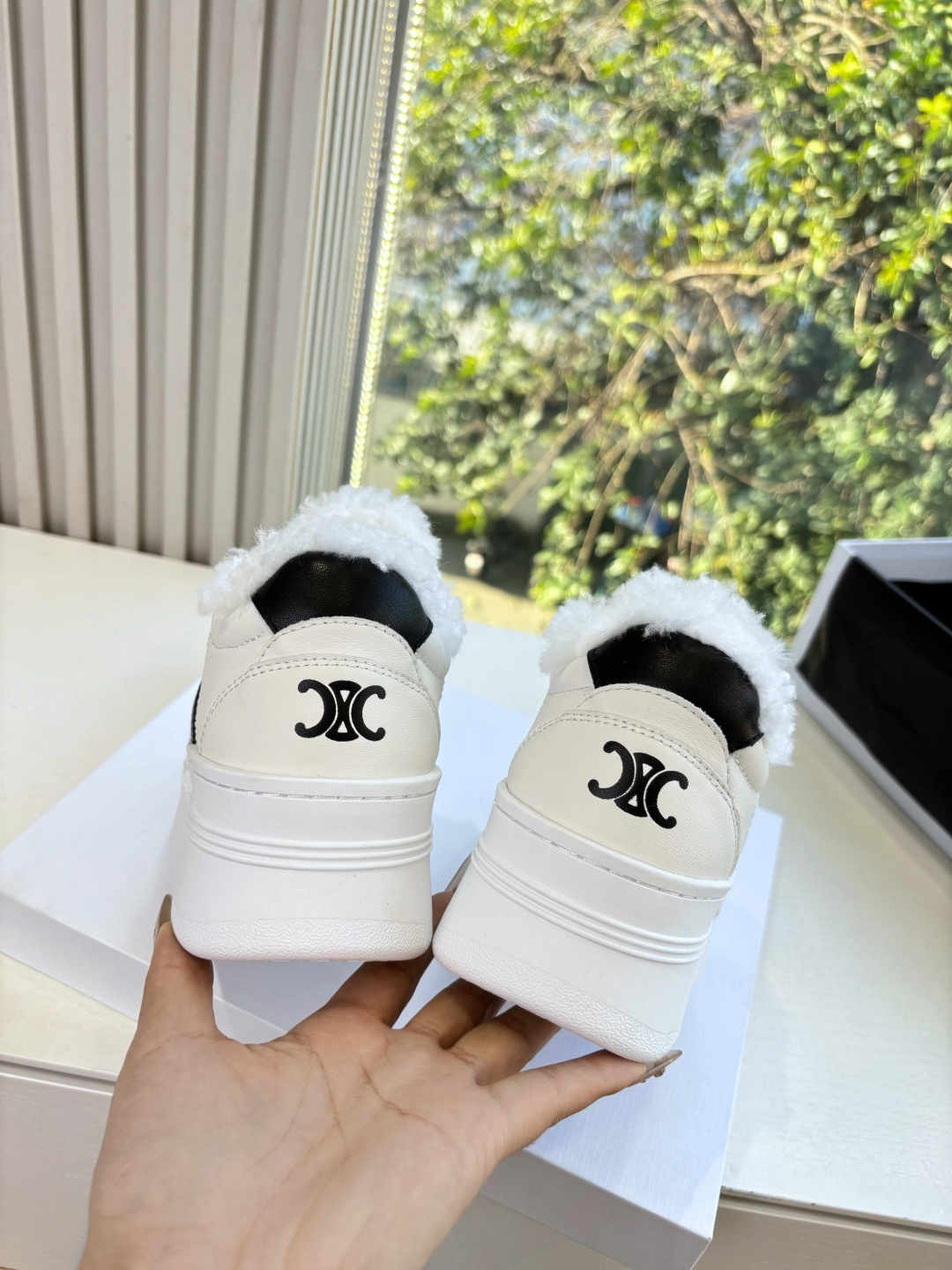 女😀G039 厚底小白鞋CELIN塞琳 2025秋冬新毛毛鞋赛琳又让我重新爱了它一次！这季节美鞋太多这款毛拖真的是让我无