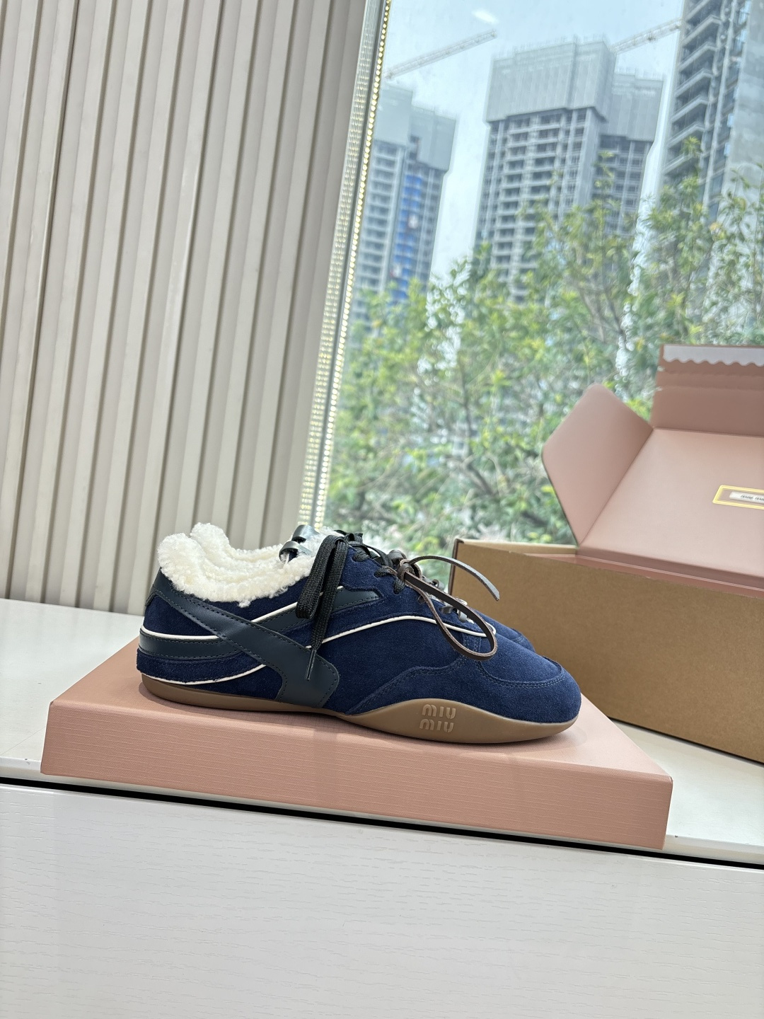 带飞机盒G086所见即所得顶级品质羊毛内里miumiu25秋冬新款厚底羊毛小白鞋简约造型，超轻原版开模鞋底，脚感妥妥满分