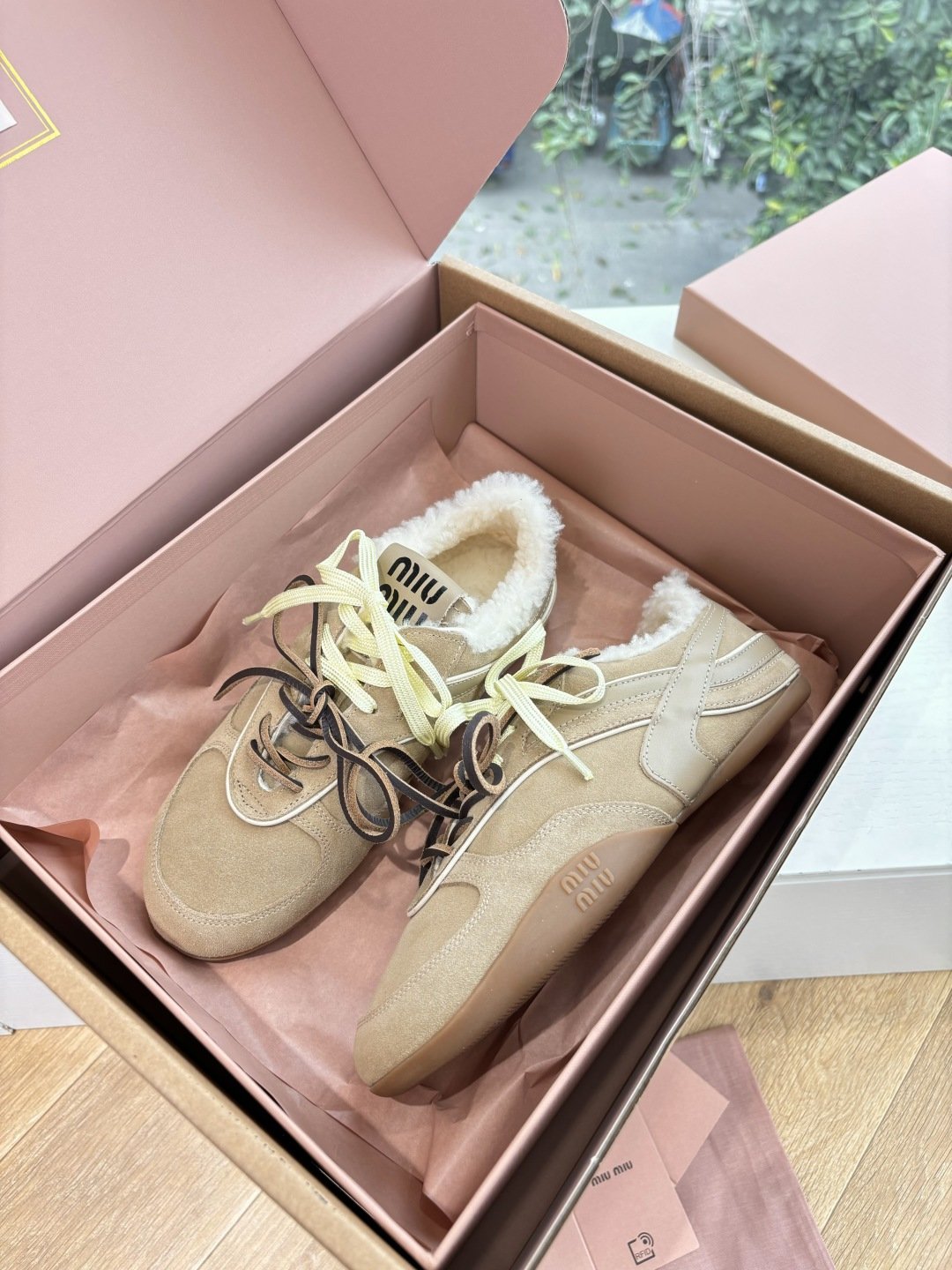 带飞机盒G086所见即所得顶级品质羊毛内里miumiu25秋冬新款厚底羊毛小白鞋简约造型，超轻原版开模鞋底，脚感妥妥满分
