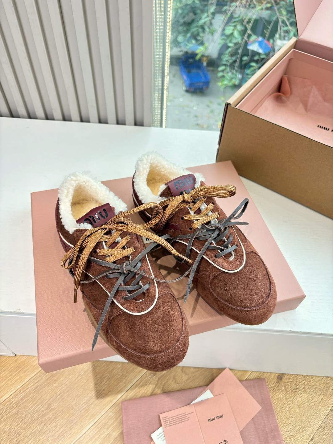 带飞机盒G086所见即所得顶级品质羊毛内里miumiu25秋冬新款厚底羊毛小白鞋简约造型，超轻原版开模鞋底，脚感妥妥满分