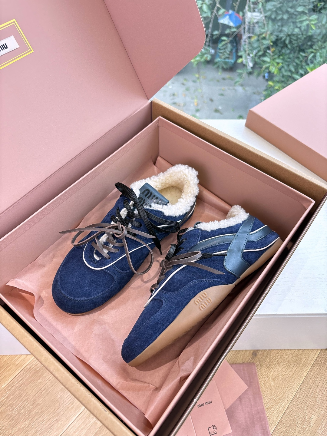 带飞机盒G086所见即所得顶级品质羊毛内里miumiu25秋冬新款厚底羊毛小白鞋简约造型，超轻原版开模鞋底，脚感妥妥满分